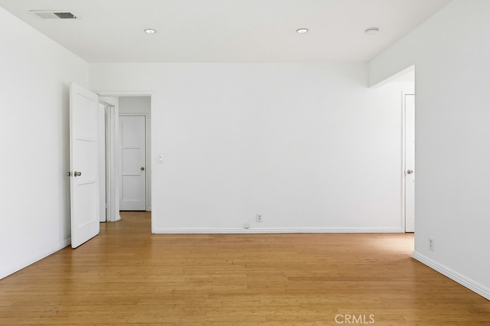 https://media.crmls.org/medias/9ec10684-8192-4056-b613-6d6ecf293876.jpg?preset=X-Large