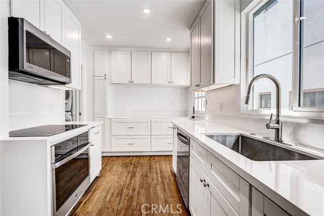 Detail Gallery Image 29 of 38 For 3010 Laurel Ave, Manhattan Beach,  CA 90266 - 4 Beds | 2 Baths