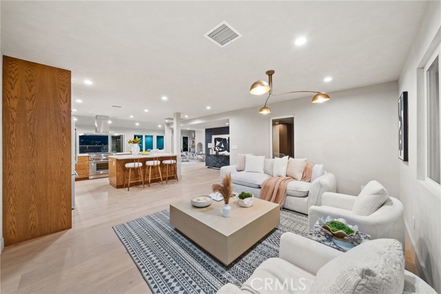 Detail Gallery Image 7 of 25 For 24153 Califa St, Woodland Hills,  CA 91367 - 4 Beds | 3 Baths