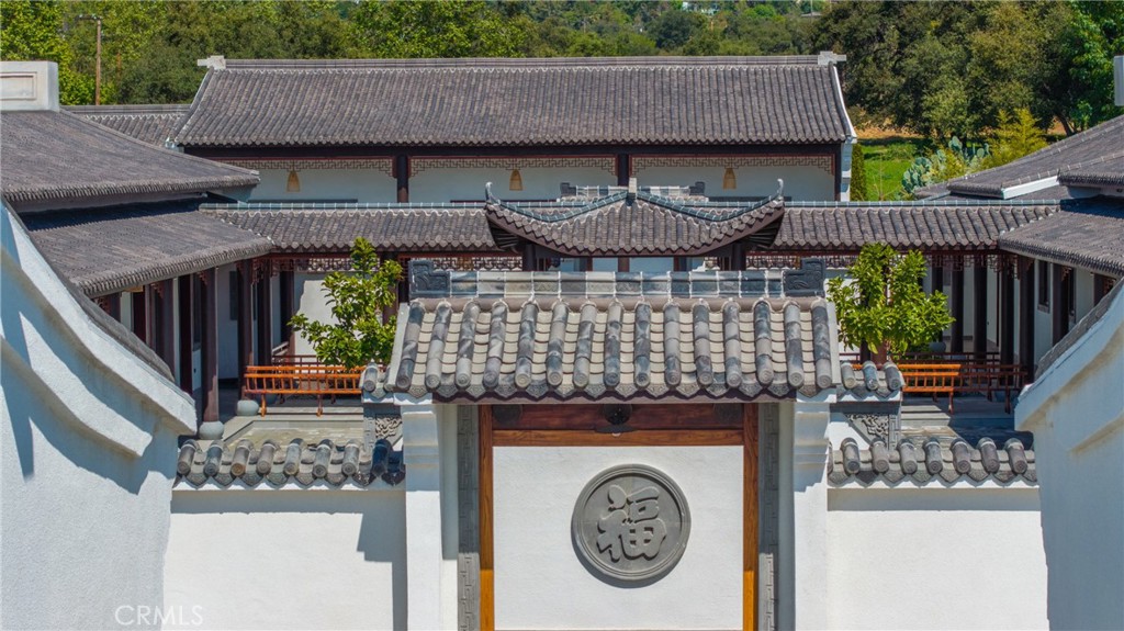 https://media.crmls.org/medias/9ec5f177-c455-4be0-b079-1a3572002240.jpg?preset=X-Large