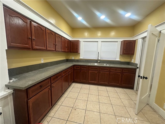 Detail Gallery Image 2 of 5 For 1054 W 46th St, Los Angeles,  CA 90037 - 4 Beds | 1 Baths