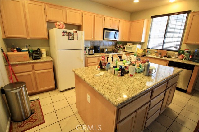 Detail Gallery Image 12 of 49 For 1227 Ayris Ave, Palmdale,  CA 93550 - 5 Beds | 2/1 Baths