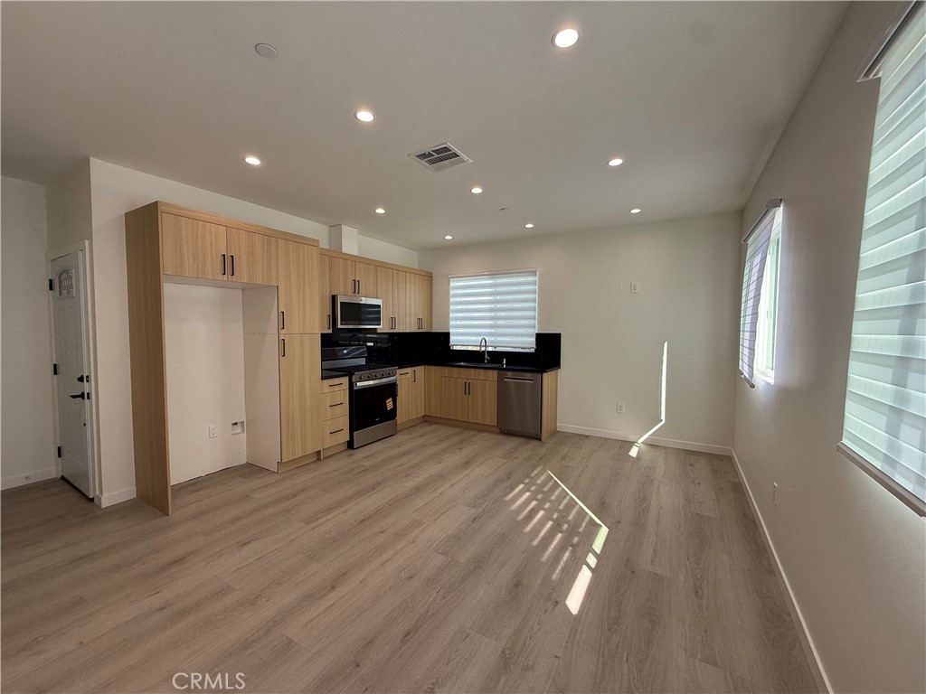 6549 Satsuma Avenue — architectural residence
