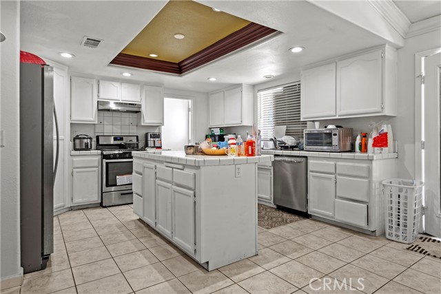 Detail Gallery Image 4 of 22 For 9952 Hemlock Ave, Hesperia,  CA 92345 - 4 Beds | 2 Baths