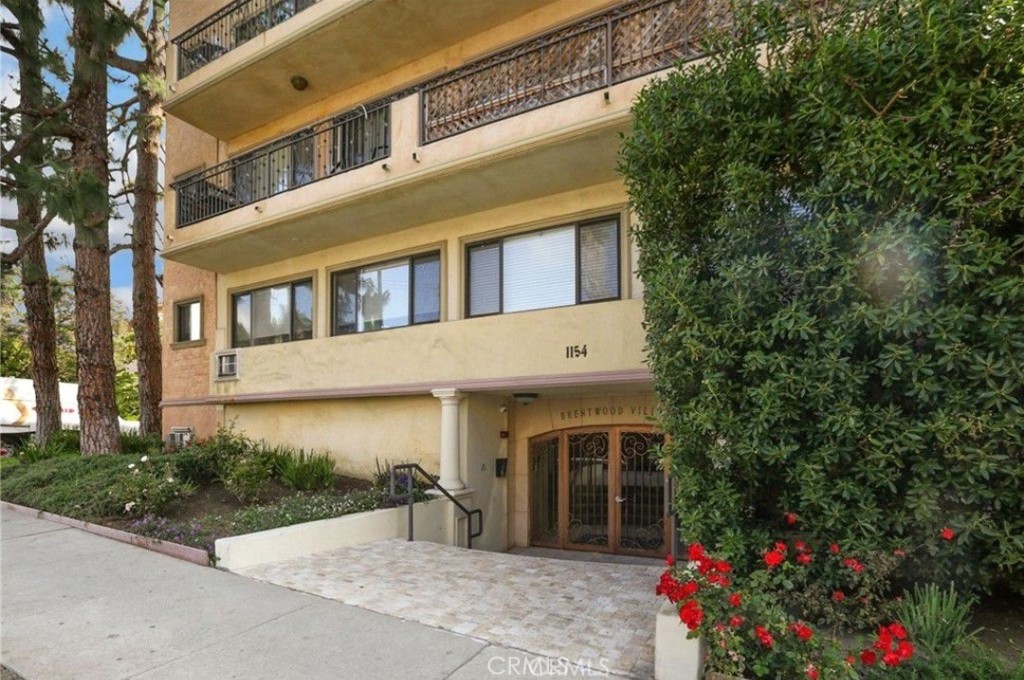 1154 S Barrington Avenue #103