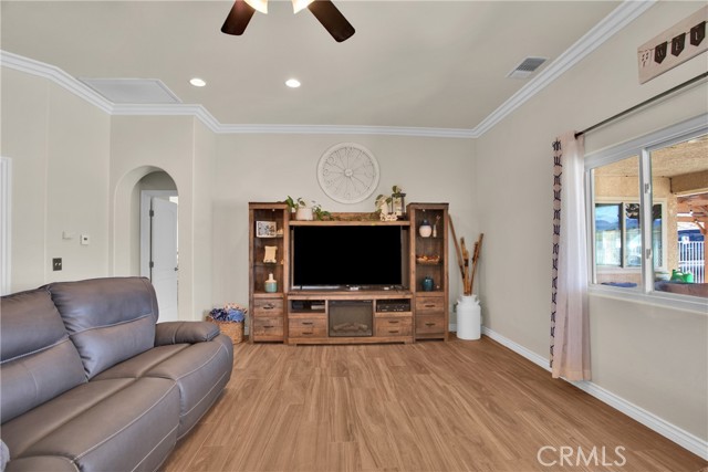 Detail Gallery Image 15 of 62 For 12227 Farmington St, Oak Hills,  CA 92344 - 4 Beds | 2/1 Baths