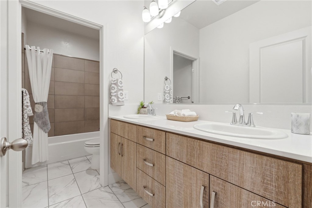 https://media.crmls.org/medias/9ece2929-298f-4424-93b8-6c597293a532.jpg?preset=X-Large