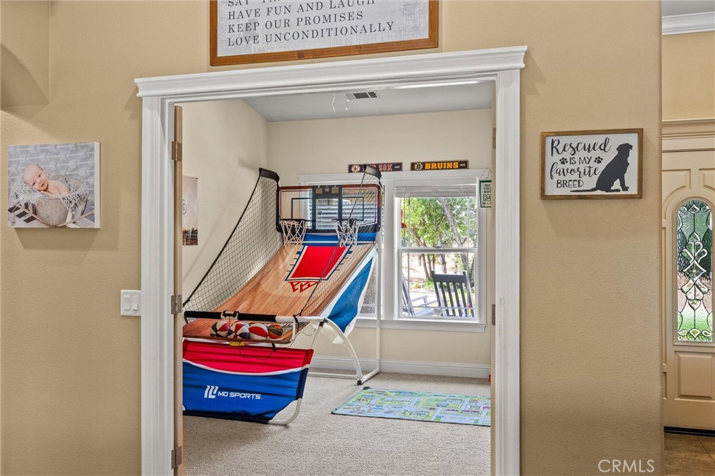 https://media.crmls.org/medias/9ecfe140-402a-4b18-a80d-20787d393303.jpg?preset=X-Large