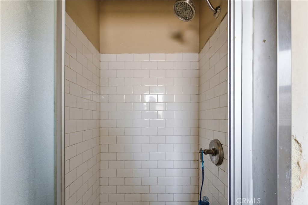 https://media.crmls.org/medias/9ed52956-6721-4b2c-9a8e-155278da24a1.jpg?preset=X-Large