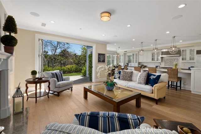 4 Summer House Lane, Newport Beach CA: https://media.crmls.org/medias/9ed67181-d4f9-4c76-8801-2e8906afa2aa.jpg