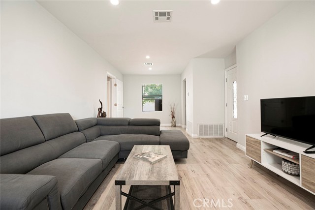 Detail Gallery Image 6 of 39 For 4805 4805 Lowell, La Crescenta,  CA 91214 - 3 Beds | 2 Baths