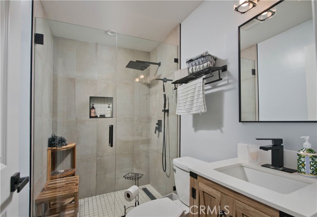 Detail Gallery Image 19 of 52 For 13608 Bassett St, Valley Glen,  CA 91405 - 6 Beds | 4 Baths