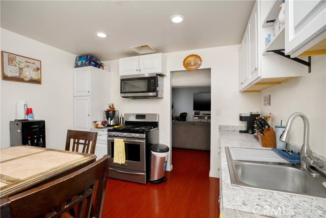 4220 W 165th Street, Lawndale CA: https://media.crmls.org/medias/9ed7cc3c-2da2-4290-9d44-7d62f92992b8.jpg