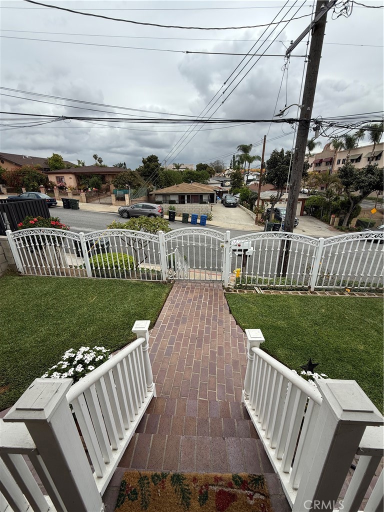 https://media.crmls.org/medias/9ed9aaa1-aee0-4c39-b8d8-021aff9d7595.jpg?preset=X-Large