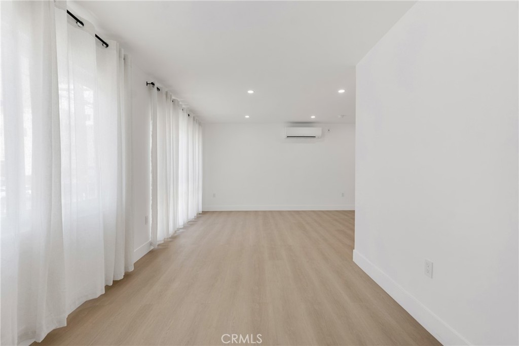 https://media.crmls.org/medias/9edab476-93d5-41e3-8761-2608362dd938.jpg?preset=X-Large