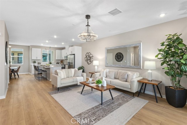 Detail Gallery Image 7 of 31 For 109 S Laxore St #303,  Anaheim,  CA 92804 - 4 Beds | 3/1 Baths