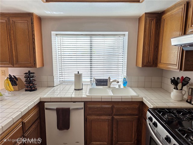 13581 Scarborough Place, Chino CA: https://media.crmls.org/medias/9ee04fa8-3616-43b2-b67b-8d71b06e5f89.jpg