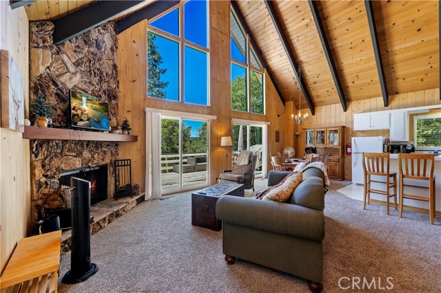 Detail Gallery Image 3 of 26 For 1075 Grass Valley Rd, Lake Arrowhead,  CA 92352 - 3 Beds | 2 Baths