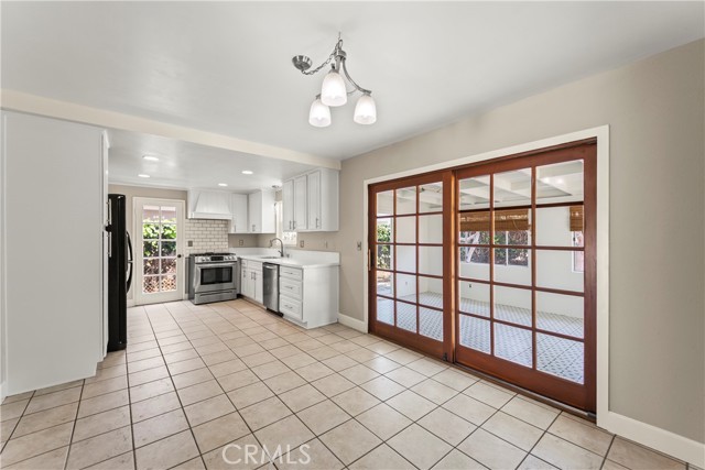 4922 Scenario Drive Drive, Huntington Beach CA: https://media.crmls.org/medias/9ee702d3-22ef-4ac0-a701-5e20fc20a971.jpg