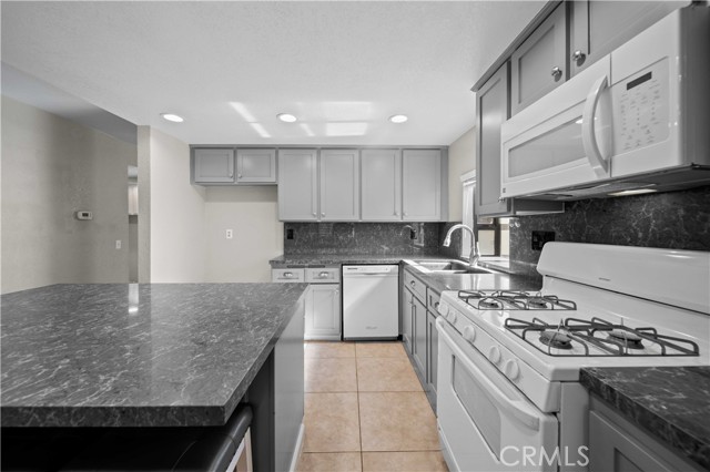 Detail Gallery Image 8 of 27 For 43007 Pearlwood Dr, Lancaster,  CA 93536 - 4 Beds | 4 Baths