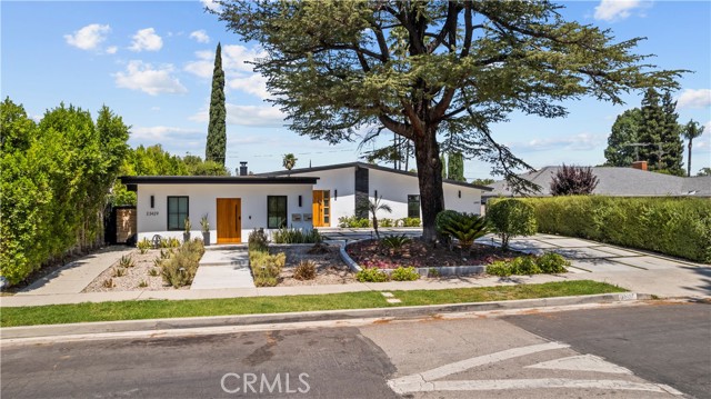 23427 Canzonet Street, Woodland Hills CA: https://media.crmls.org/medias/9ee7aa56-76b4-4873-a994-d069df805789.jpg