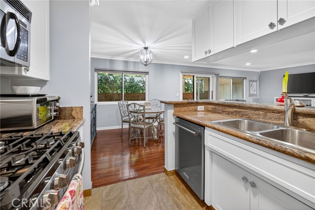 Detail Gallery Image 15 of 31 For 7046 De Celis Pl #7,  Lake Balboa,  CA 91406 - 2 Beds | 2/1 Baths