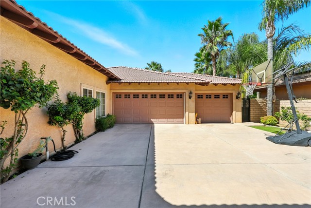 Detail Gallery Image 9 of 60 For 13204 Michaelangelo Dr, Bakersfield,  CA 93314 - 5 Beds | 3 Baths