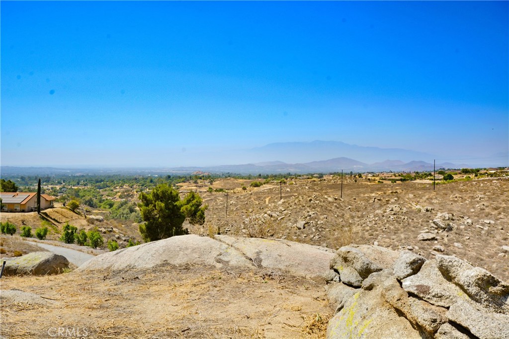 https://media.crmls.org/medias/9eeb4424-984c-4d48-8bdc-93953e3bd620.jpg?preset=X-Large