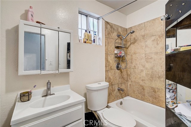 Detail Gallery Image 11 of 22 For 1426 W 99th St, Los Angeles,  CA 90047 - 4 Beds | 2 Baths