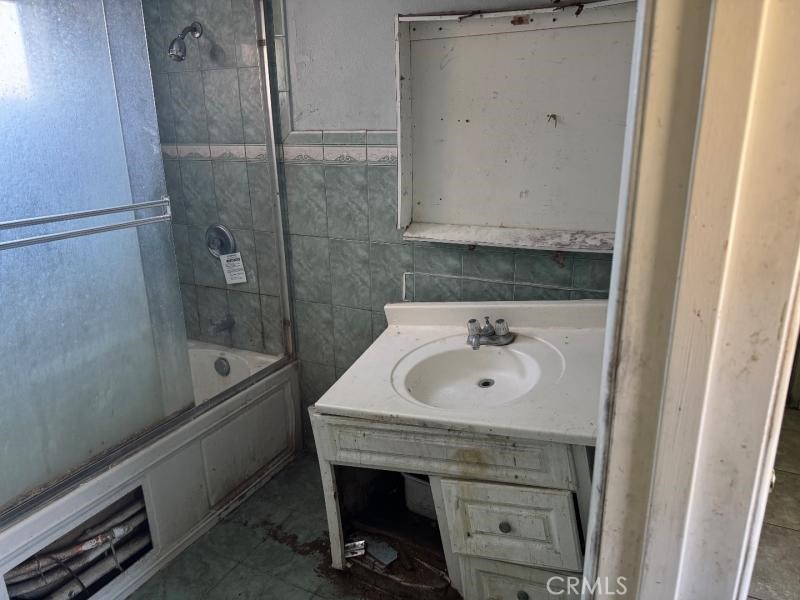 https://media.crmls.org/medias/9eebb8c5-6a09-405b-bb9d-996f1db09d65.jpg?preset=X-Large