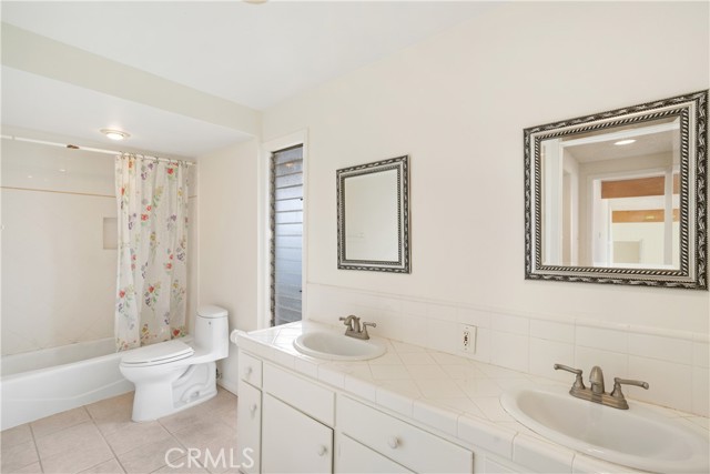 2nd Bathroom with double sinks and tub/shower