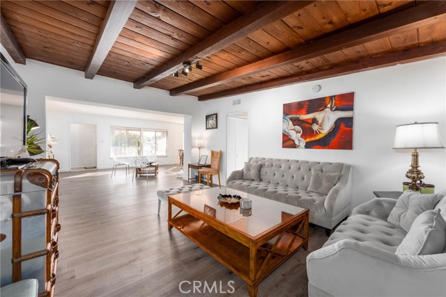 Detail Gallery Image 4 of 60 For 14027 Wyandotte St, Van Nuys,  CA 91405 - 4 Beds | 4 Baths