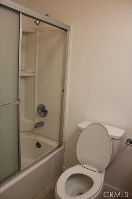 Detail Gallery Image 6 of 18 For 7304 Corbin Ave #F,  Reseda,  CA 91335 - 1 Beds | 1 Baths