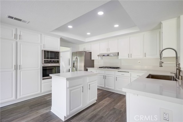 19416 Shadow Oak Drive, Lake Forest CA: https://media.crmls.org/medias/9ef397ce-be48-4e8f-bf73-80a40c19115d.jpg