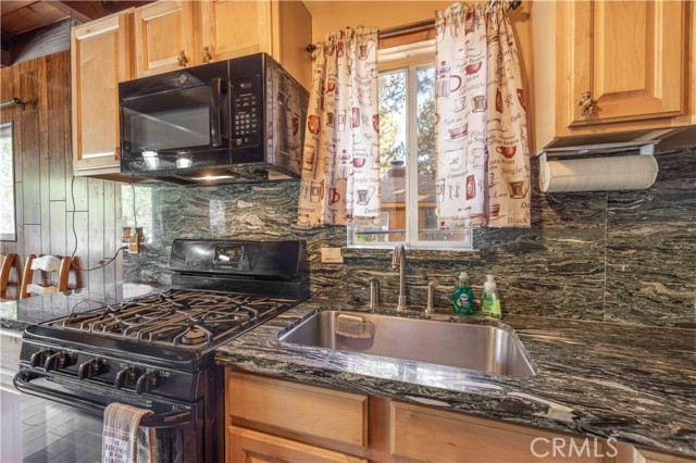 Detail Gallery Image 3 of 17 For 726 Maltby Bld, Big Bear City,  CA 92314 - 3 Beds | 1 Baths