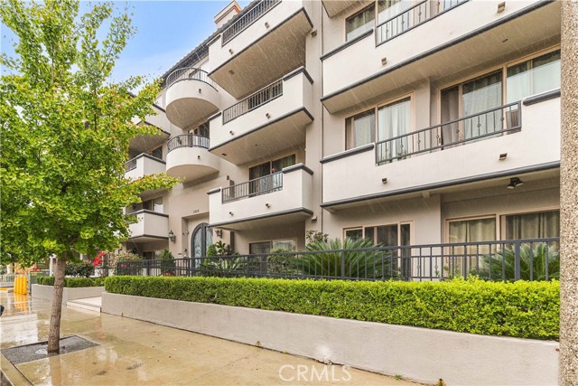 Detail Gallery Image 3 of 53 For 11218 Camarillo St #404,  Toluca Lake,  CA 91602 - 3 Beds | 3 Baths