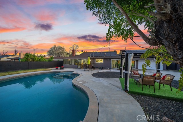 Detail Gallery Image 3 of 15 For 22349 Vanowen St, Canoga Park,  CA 91303 - 3 Beds | 2 Baths