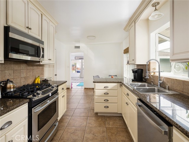 Detail Gallery Image 11 of 35 For 12509 Manor Dr, Hawthorne,  CA 90250 - 3 Beds | 2 Baths