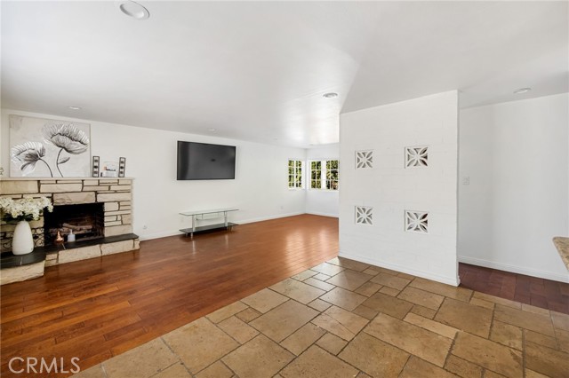 Detail Gallery Image 8 of 22 For 7044 White Oak, Van Nuys,  CA 91406 - 3 Beds | 2 Baths