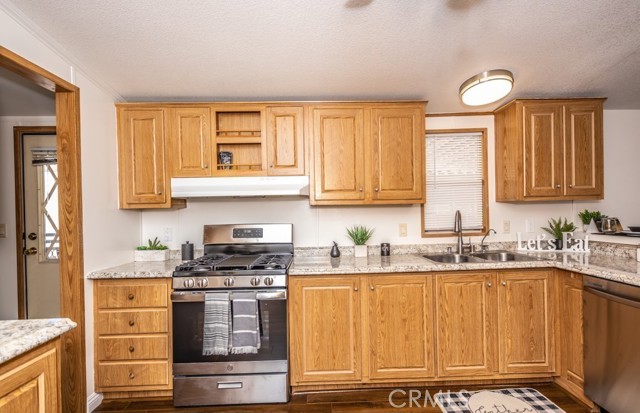 9080 Bloomfield Avenue, Cypress CA: https://media.crmls.org/medias/9ef96e51-9c03-457a-9165-a77634843c36.jpg