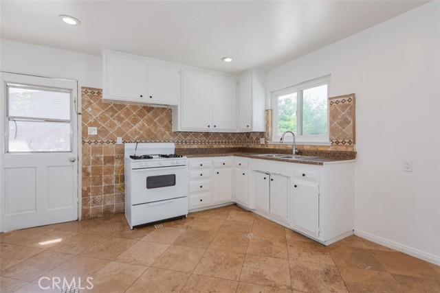 Detail Gallery Image 5 of 26 For 5622 Montgomery St, Riverside,  CA 92503 - 3 Beds | 2 Baths