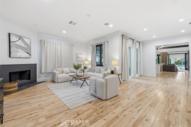 22953 Oxnard Street, Woodland Hills CA: https://media.crmls.org/medias/9efc140e-c667-4bd2-a6e7-89af89f81e55.jpg