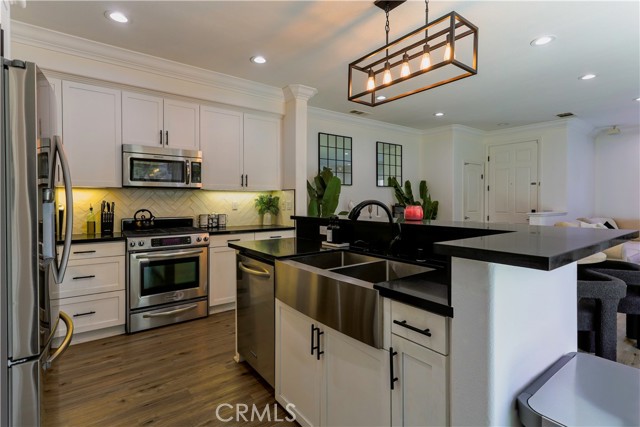 Detail Gallery Image 1 of 17 For 974 Sweetbriar Ln a,  Azusa,  CA 91702 - 3 Beds | 3 Baths