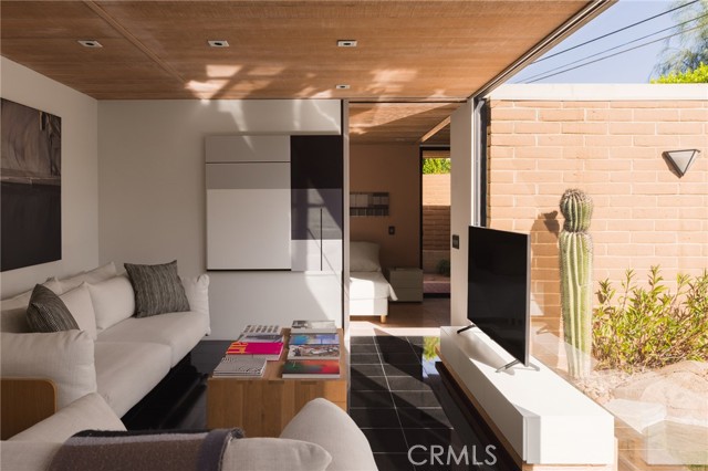 1950 E Desert Palms Drive, Palm Springs CA: https://media.crmls.org/medias/9efeb627-e72b-4812-98d2-235bd17c6693.jpg