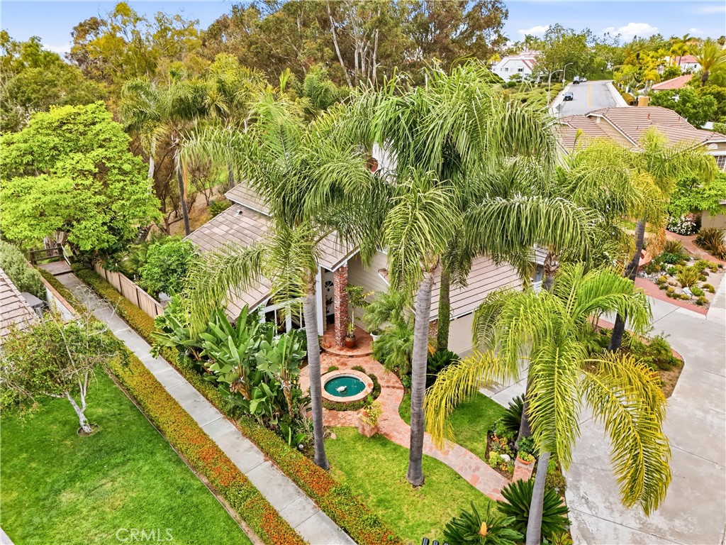 https://media.crmls.org/medias/9f00e7c6-5629-41d5-8599-1b646f35caaf.jpg?preset=X-Large