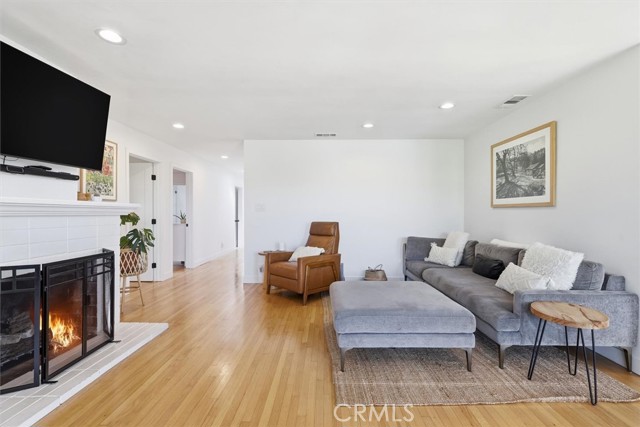 Detail Gallery Image 7 of 37 For 7337 W 88th St, Los Angeles,  CA 90045 - 4 Beds | 4 Baths