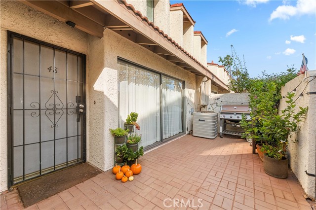 Detail Gallery Image 2 of 52 For 18146 Oxnard #48,  Tarzana,  CA 91356 - 3 Beds | 2/1 Baths