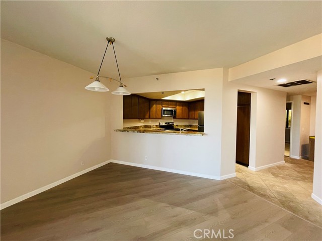 Detail Gallery Image 4 of 16 For 130 the Village #103,  Redondo Beach,  CA 90277 - 2 Beds | 2 Baths