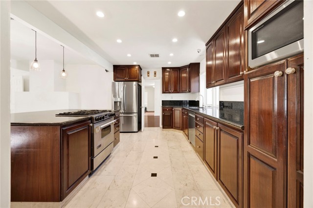 18930 Wells Drive, Tarzana CA: https://media.crmls.org/medias/9f06c820-fe6a-4627-868e-de4d4ff7fe09.jpg