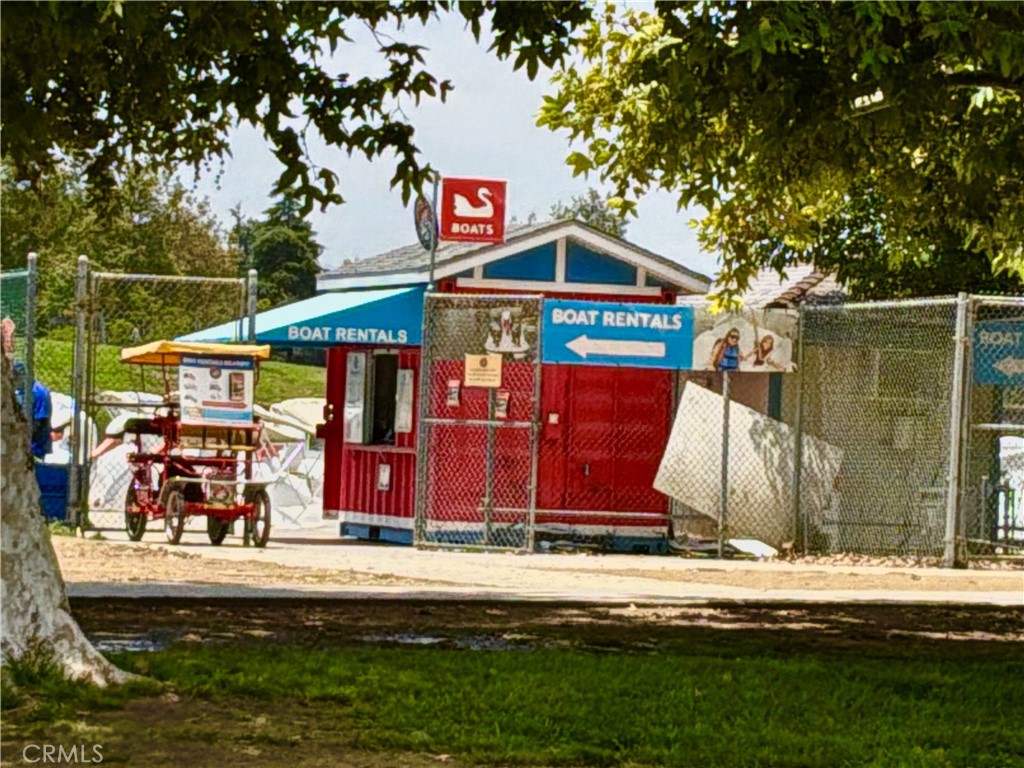 https://media.crmls.org/medias/9f072a95-d7b6-4728-a5f9-adf7151b45b9.jpg?preset=X-Large